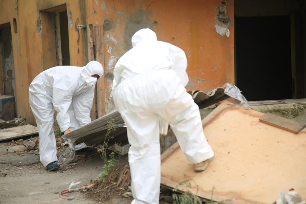 Professionals remove asbestos